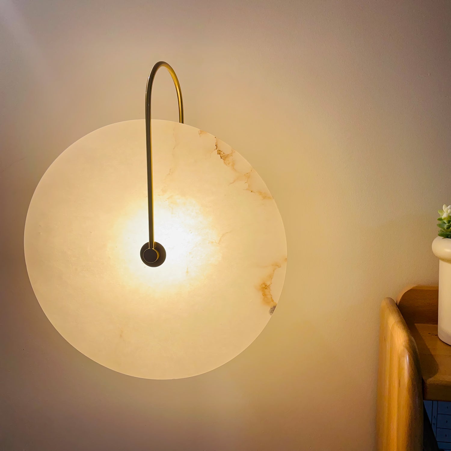 Wall Light Round | LED Alabaster Fixture